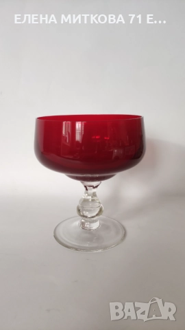 Една фантастична много масивна чаша/купа за десерт от рубинен кристал с прозрачно столче