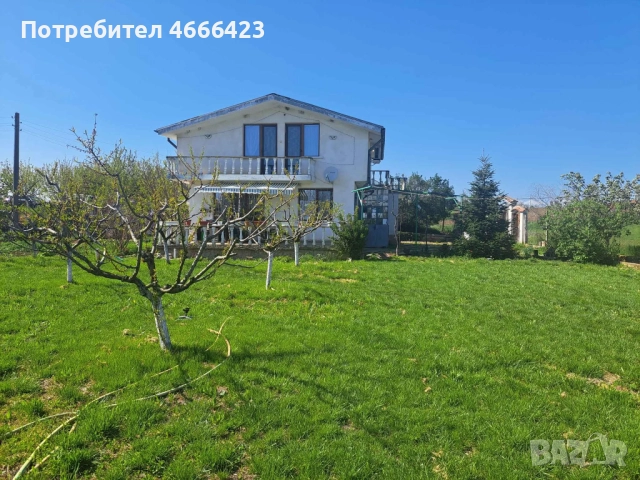 Собственик продава двуетажна масивна къща с три самостоятелни парцела и разработен бизнес 