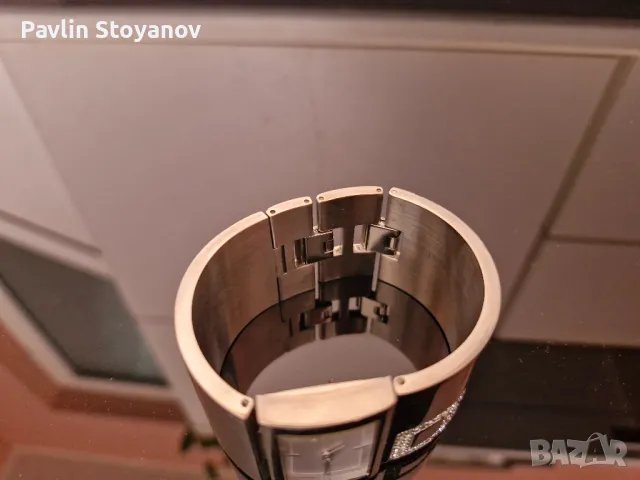 Часовник гривна на DKNY - Дона Карън  Ню Йорк, снимка 3 - Дамски - 49410020