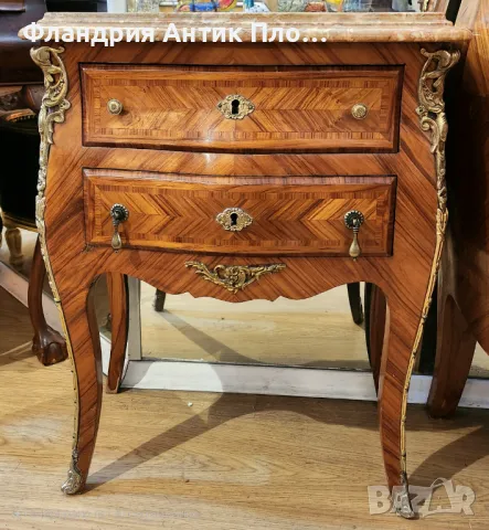 Антично френско скринче с мраморен плот и инкрустирани орнаменти