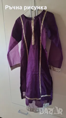 Традиционна индийска курта (kurta) в наситен лилав/винен цвят с елегантни златни акценти.