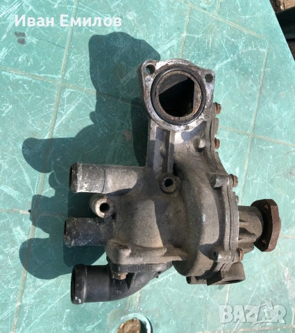 Водна помпа с корпус термостат голф 2 / , снимка 3 - Части - 54354228