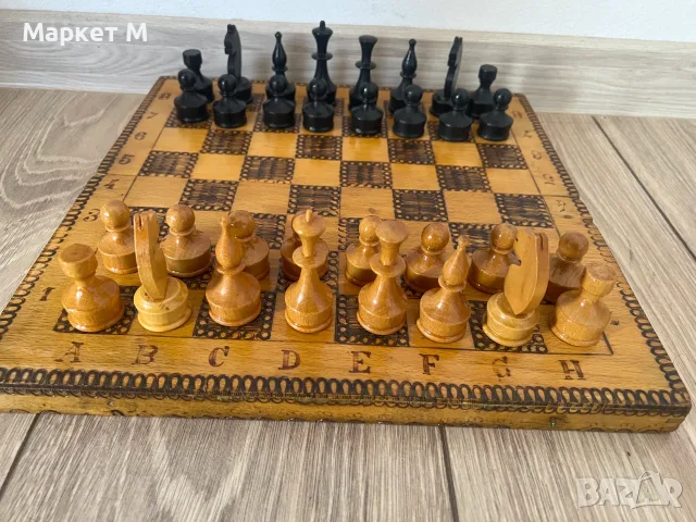 Шах с дървени фигури