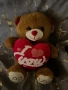 Продавам чисто ново плюшено мече – среден размер, държи сърце с надпис LOVE., снимка 3
