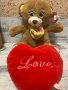Плюшено мече със сърце подарък за влюбените Свети Валентин, снимка 1 - Романтични подаръци - 31498472