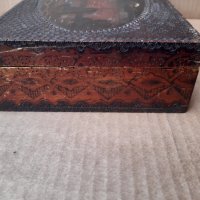 Стара дървена рисувана и пирографирана кутия, снимка 3 - Антикварни и старинни предмети - 37671532