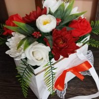 🎀НОВО🎀Бяла чанта със сапунени цветя в бяло и червено за вашите специални поводи🌹🎀🌹, снимка 2 - Подаръци за жени - 42846198