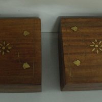 № 6456 две стари дървени кутийки  - с орнаменти  - метални набивки  - размер 10 / 10 / 5,7 см , снимка 2 - Други ценни предмети - 37693553