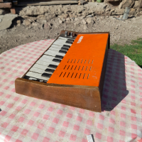 Стар синтезатор,електрическо пиано Авлига, снимка 4 - Антикварни и старинни предмети - 36538399