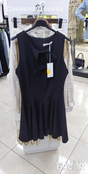 Черна разкроена рокля с панделки, снимка 1