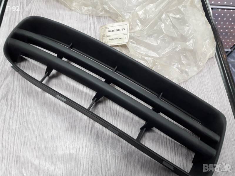 1U0807368C/01C**NEU**VAG**SKODA**РЕШИТКА В ПРЕДНА  БРОНЯ  ЛЯВА**, снимка 1