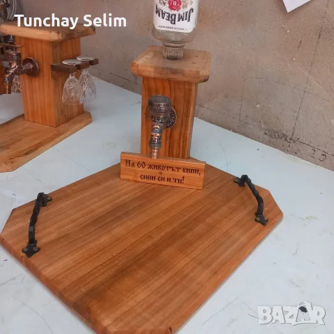 диспенсър от орех и череша