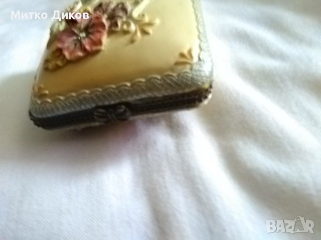 Пудриера около 1920г френска флорален мотив 60х60х35мм-четири камъчета, снимка 3 - Антикварни и старинни предмети - 36617297