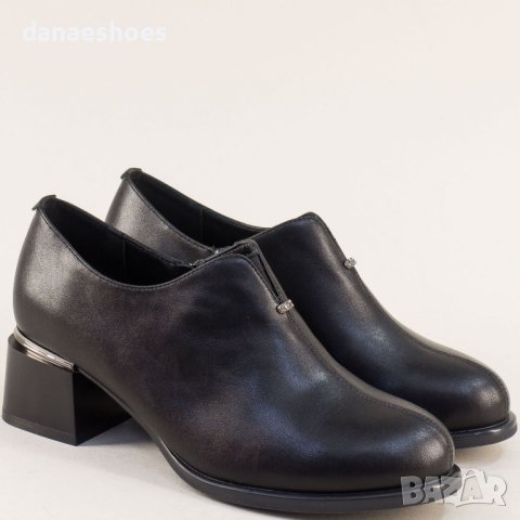 Затворени дамски обувки на ток