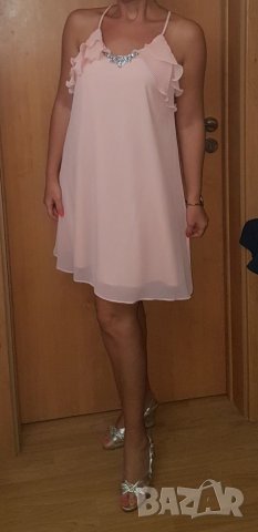 Нова рокля цвят пудра с брошка , снимка 5 - Рокли - 33889876