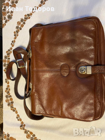 Стилна дамска чанта от естествена кожа.