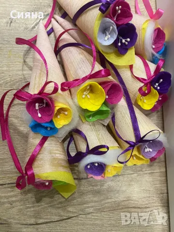 Фуния с цветя от филц, снимка 4 - Декорация за дома - 48555927