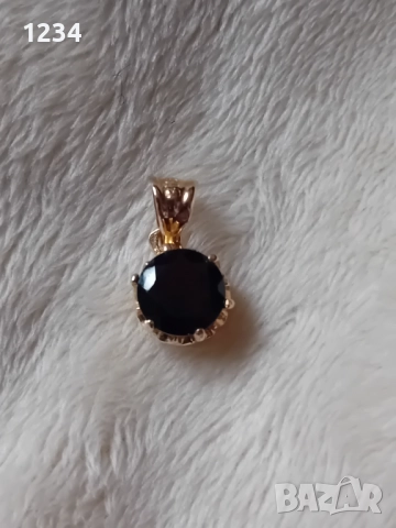 Нов златен медальон с естествен гранат
