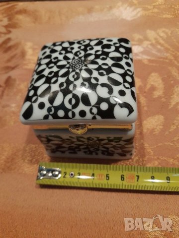 Стара порцеланова кутийка , снимка 14 - Антикварни и старинни предмети - 30991325