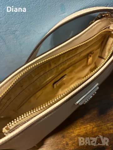 Оригинална дамска чанта на Guess, снимка 7 - Чанти - 56301481