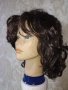 Тъмнокестенява средно дълга нова чуплива перука , снимка 1 - Аксесоари за коса - 40538719