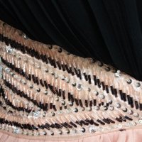 ИЗКЛЮЧИТЕЛНО КРАСИВА рокля с остро деколте и пайети около талията, снимка 2 - Рокли - 40773216