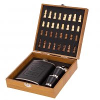 Подаръчен комплект за игра на шах с включени фигури + стилна манерка с две чашки в дървена кутия