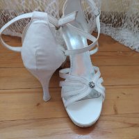 Бели дамски сандали, снимка 2 - Дамски обувки на ток - 36807025