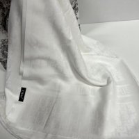 Нов луксозен шал Dior с кутия на марката, снимка 2 - Шалове - 28669768