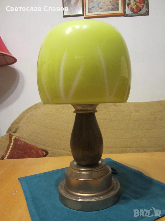 Дизайнерска настолна лампа със зелен стъклен абажур , снимка 1