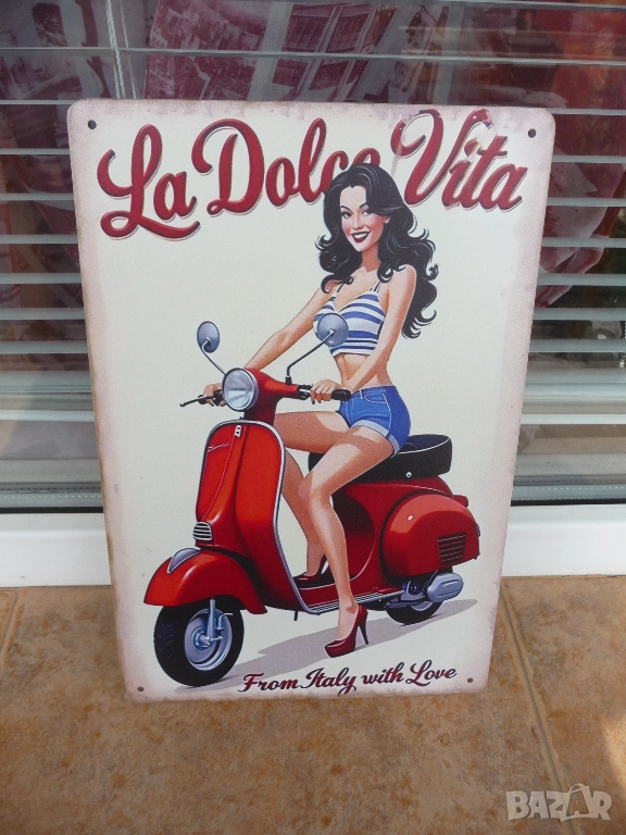 Метална табела мотор мотопед скутер италиянка секси готина От Италия с любов висок ток Веспа Пиаджо, снимка 1