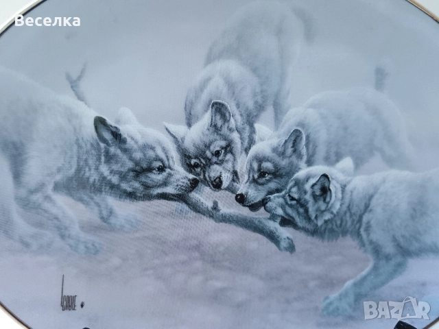Порцеланова чиния за декорация с вълци , снимка 1
