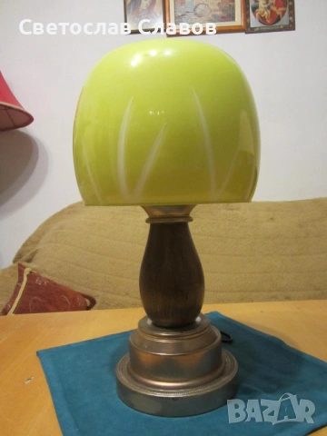 Дизайнерска настолна лампа със зелен стъклен абажур 