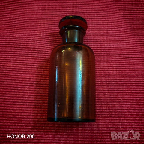 Старо аптекарско шише от цветно стъкло. 