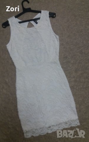 РАЗКОШНА бяла дантелена рокля с отворен гръб 