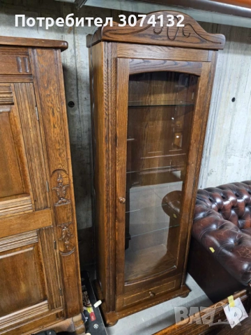 Елегантна витрина с осветление в стил Рустик