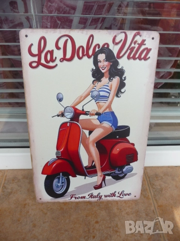 Метална табела мотор мотопед скутер италиянка секси готина От Италия с любов висок ток Веспа Пиаджо