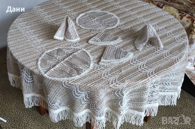 Кръгла покривка за маса.