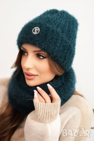 Дамски комплект шапка и зимен пухкав шал с декоративна емблема, 11цвята , снимка 13 - Шапки - 52422201