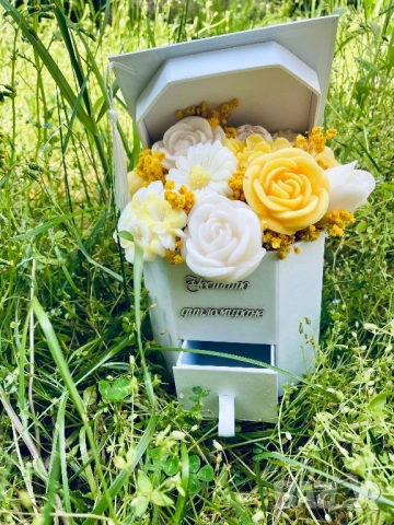 Букет от ароматизирани восъчни цветя за абитуриенти 