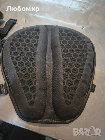 Възглавница за седалка на мотоциклет, 3D структура, неплъзгаща се, черна, 40x36x3 см, снимка 14 - Аксесоари и консумативи - 53292323