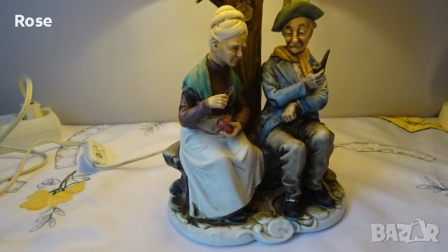 Лампа с фигурка на възрастна двойка, седнала на пейка под дърво. , снимка 5 - Настолни лампи - 52686354