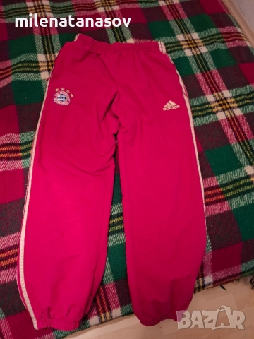 Оригинален Адидас на фк БАЙЕРН МЮНХЕН запазен в добро състояние.
