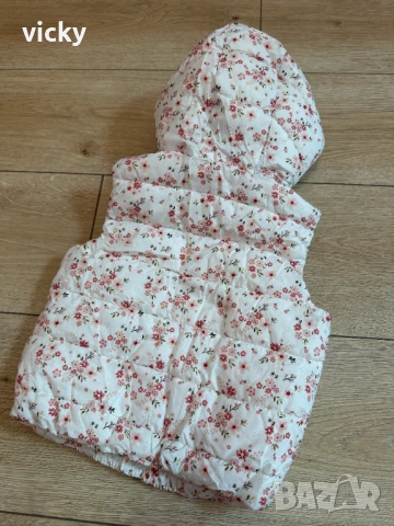 Бял елек/грейка с флорални мотиви, размер 86, снимка 3 - Бебешки якета и елеци - 49459890