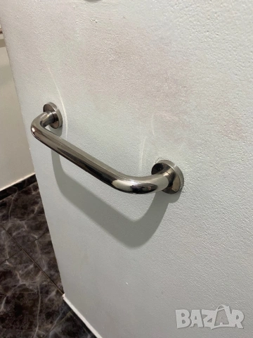 Две стенни дръжки