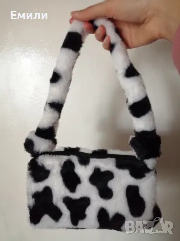 Дамска пухкава малка чантичка с принт кравичка, снимка 11 - Чанти - 48415062