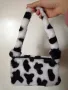 Дамска пухкава малка чантичка с принт кравичка, снимка 11