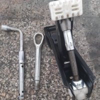 Крик,кука и ключ за гуми мерцедес- бенц, снимка 2 - Аксесоари и консумативи - 40706804