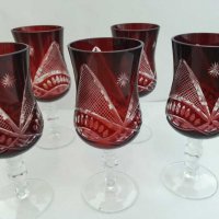Кристални чаши за вино и кана червен кристал, снимка 1 - Антикварни и старинни предмети - 31060481