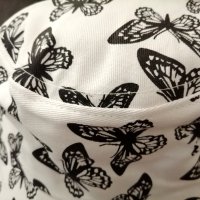 Момичешка бяла шапка идиотка с черни пеперуди, снимка 5 - Шапки - 42145164